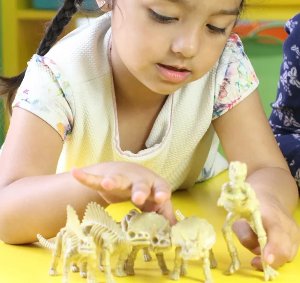 6-Piece Realistic Toy Dinosaur Skeleton Bones Set - Ideal for Pretend Play